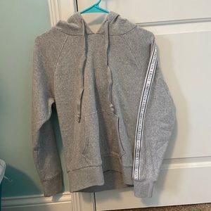 🥰3/10 tops: AE grey sweatshirt